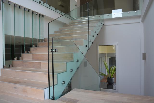 Treppe mit Glasabschluss