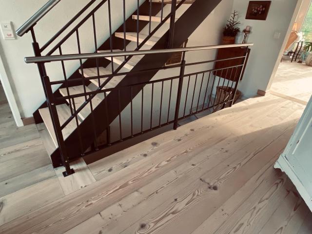 Alte Fichte im neuen Look. Raumlange Bodendielen ohne Längsstösse