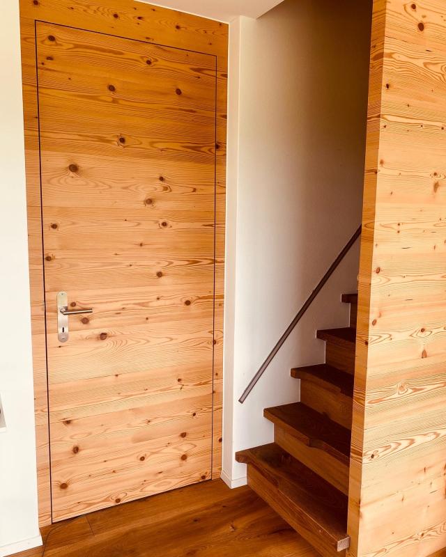 Innenausbau mit flächenbündigen Türen und Raumspartreppe