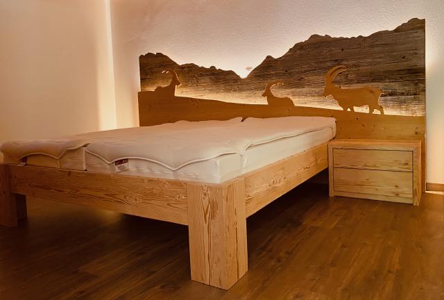 Schlafzimmereinrichtung mit fei wählbarem Sujet und Alpenpanorama