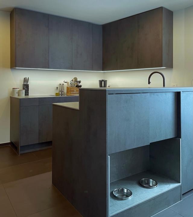 Dunkle Fronten kombiniert mit der Dekton Arbeitsplatte von cosentino_swiss Soke