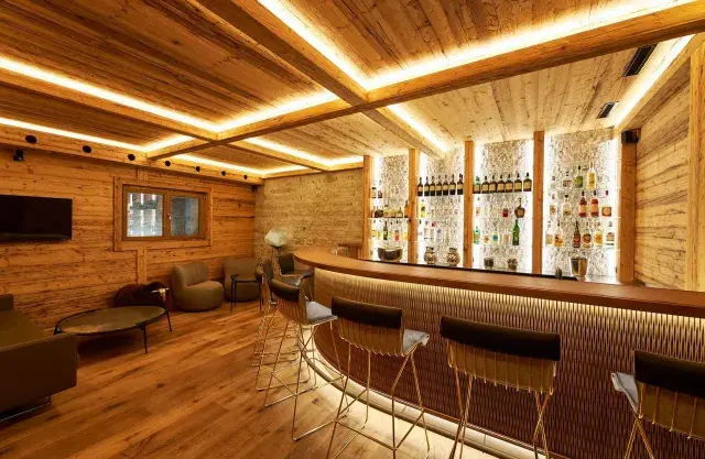 Exquisite Bar im Châletstil